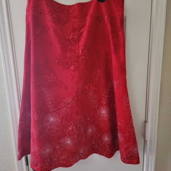 Red lined Skirt - Picture 2 of 3